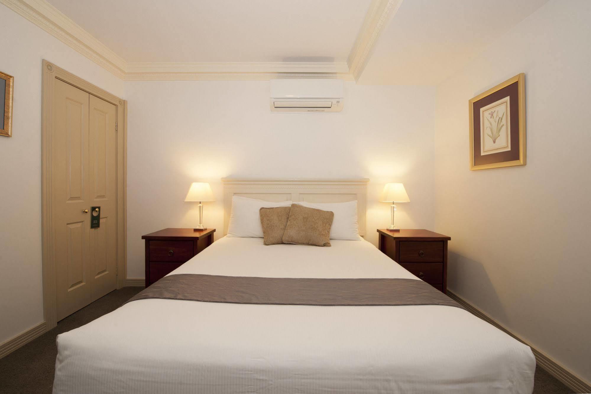 Cobb & Co Court Boutique Hotel Mudgee Exterior photo