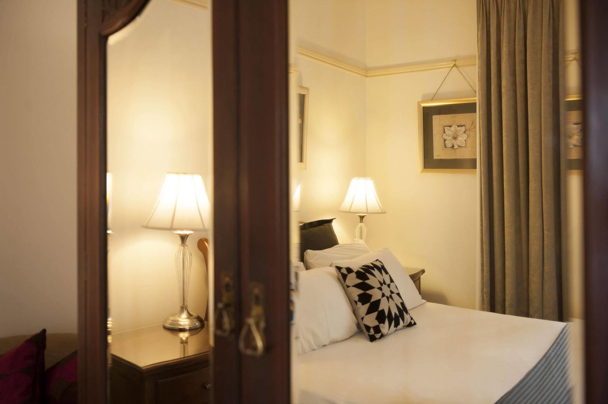 Cobb & Co Court Boutique Hotel Mudgee Exterior photo